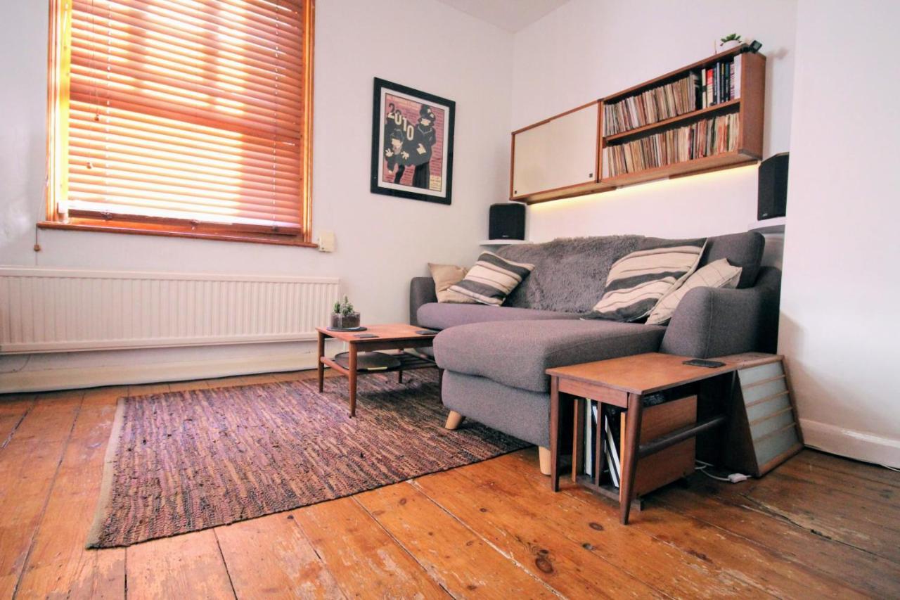 Traditional Victorian 2 Bed In Cobbled Street + Mod Cons - Full Home Londra Exterior foto